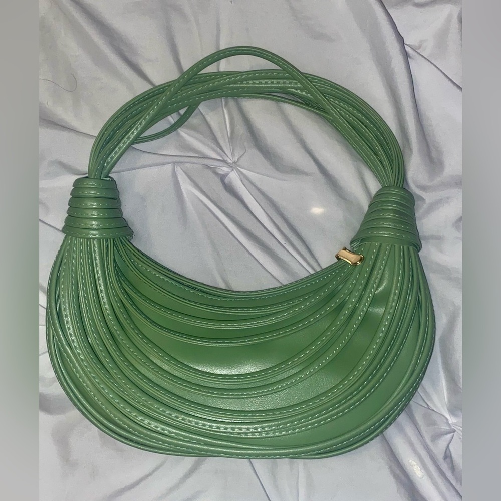 SIMILAR to Bottega Veneta
Double Knot leather handbag, and Jodie bag 💚 in green